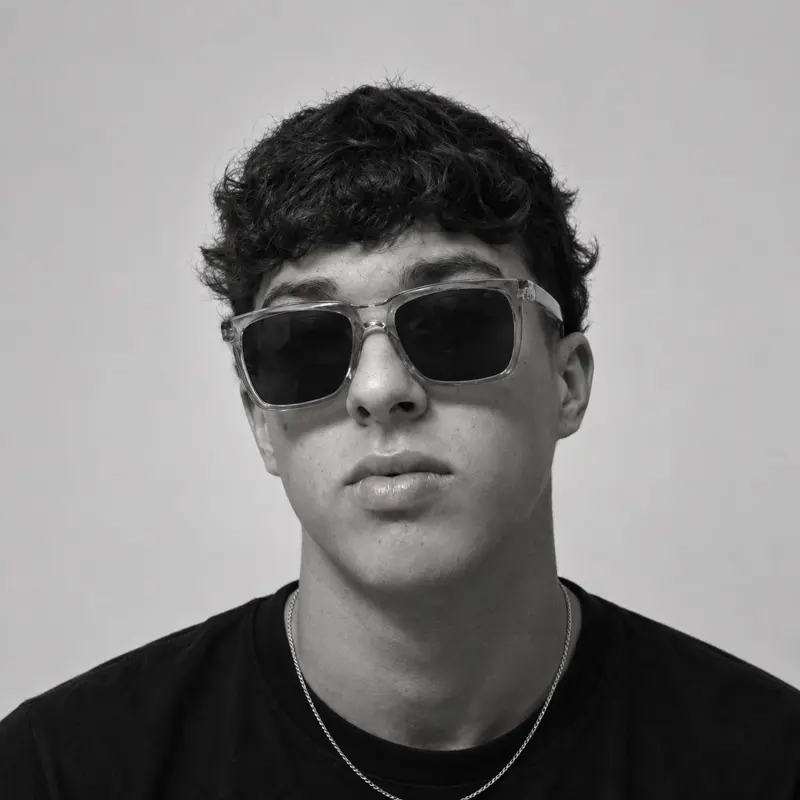 Retrato de Deejay RB7 com óculos de sol, a preto e branco